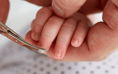 Baby-Maniküre: Babys Nägel sorgsam schneiden